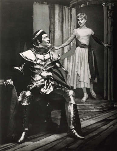 1953 奥黛丽·赫本「美人鱼」舞台剧剧照（2张） 银盐纸基