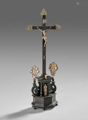 FLANDRES, XVIIIe siècle<br />
Important crucifix en placage ...