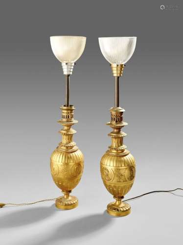 Importante paire de lampes ovoïdes en bronze doré à fûts god...