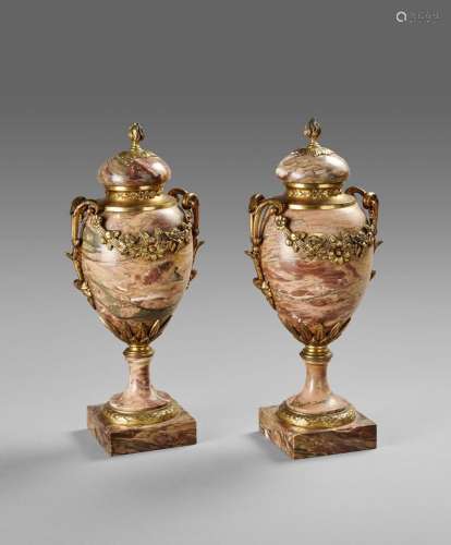 Paire de vases couverts en marbre rose et bronze doré de sty...