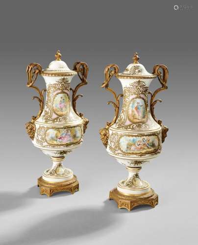PARIS fin du XIXème siècle<br />
Importante paire de vases e...