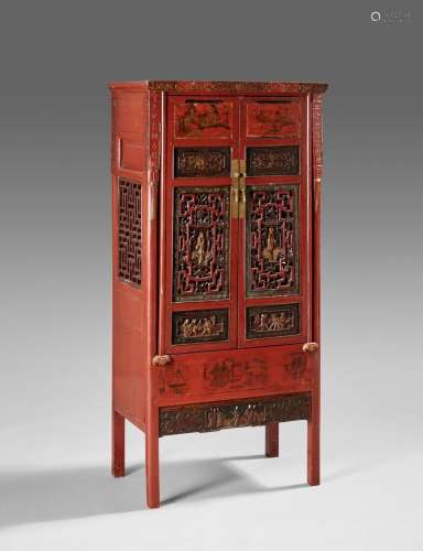 CHINE<br />
Cabinet en bois laqué rouge ouvrant à 2  vantaux...