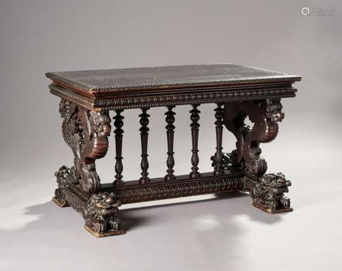 Table de milieu de style Renaissance en bois teinté à piétem...