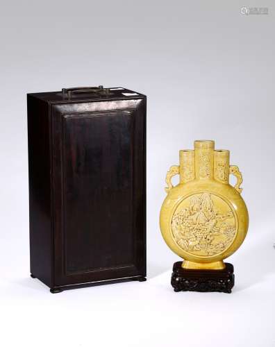 清 黃釉雕瓷山水紋抱月瓶