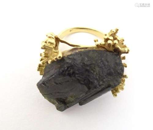 An unusual 18ct gold ring set with black jet / hematite colo...