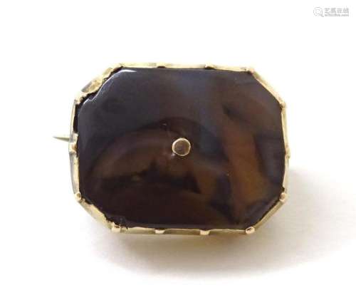 A yellow metal pin / brooch set with agate hardstone. Approx...
