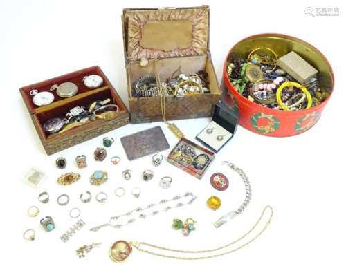 A quantity of assorted costume jewellery to include necklace...