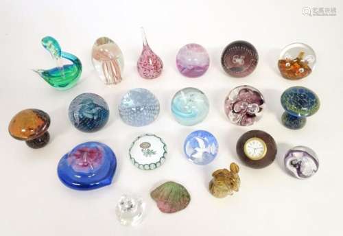 Assorted glass paperweights etc to include examples by Langh...