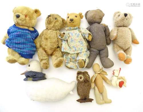Toys: A quantity of late 19th / early 20thC teddy bears to i...