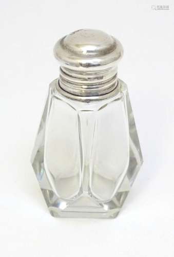An Art Deco scent / salts bottle with silver screw top hallm...