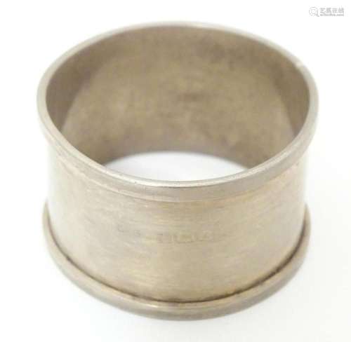 A silver napkin ring, hallmarked Birmingham 1924, maker Isra...