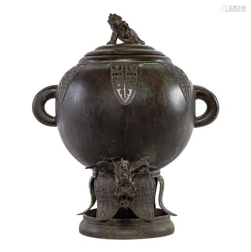 A very decorative Japanese bronze Mizubachi ( water containe...