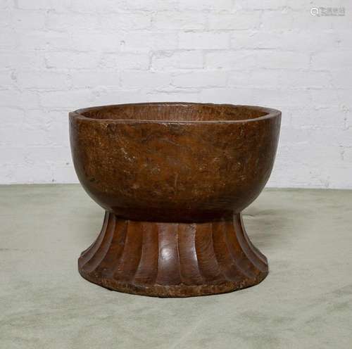 A large and very appealing faceted elm pedestal bowl, Japane...