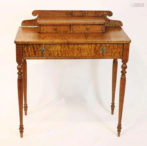 18thC American Birds-eye Maple Dressing Table