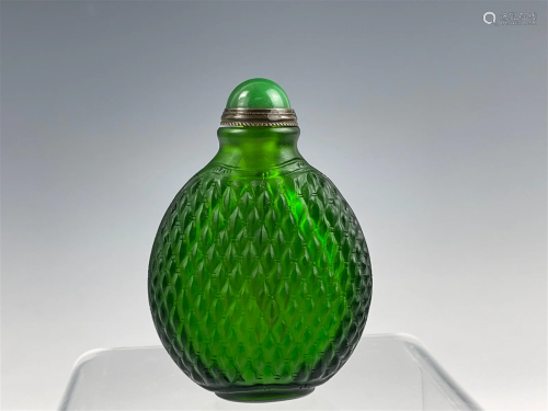 A Chinese Green Glass Snuff Bottle