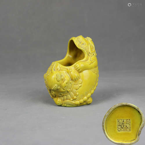 清乾隆黄釉雕瓷双狮水呈