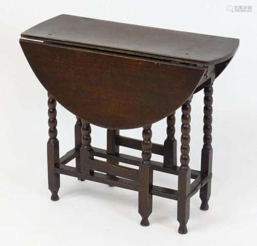 A late 17thC / early 18thC oak gateleg table, having two lea...