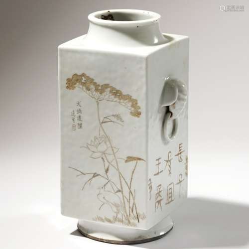 清晚期 白釉刻瓷松鹤延龄图象耳琮式瓶