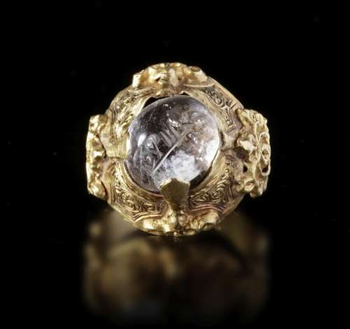 A CRYSTAL GOLD RING
