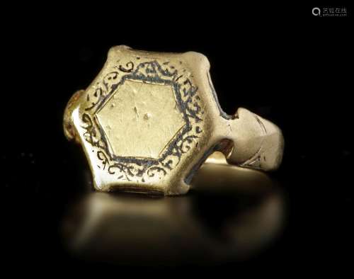 A NIELLOED GOLD RING