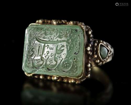 AN EMERALD SEAL GOLD RING