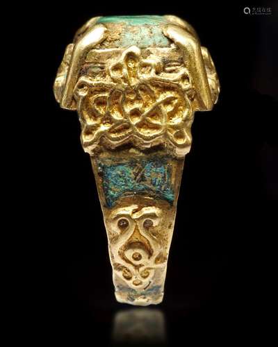 A TURQUOISE SEAL GOLD RING