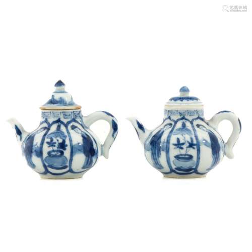 A Lot of 2 Small Blue and White Teapots