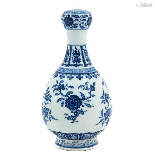 A Blue and White Gourd Vase