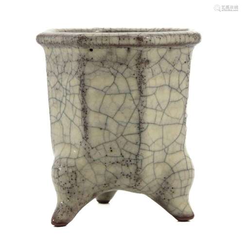 A Crackle Decor Tripod Censer