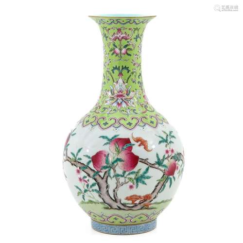 A 9 Peaches Decor Famille Rose Vase