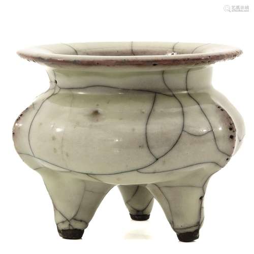 A Crackle Decor Tripod Censer