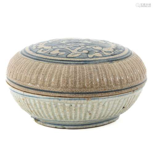 A Swatow Round Box with Cover