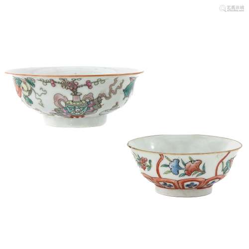 A Lot of 2 Small Famille Rose Bowls