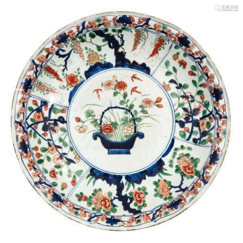 A Wucai Decor Charger