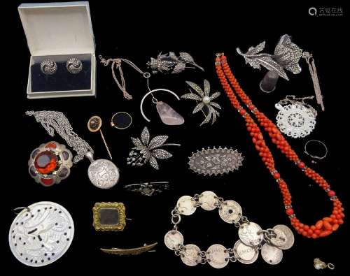 Collection of Victorian and later jewellery including three ...