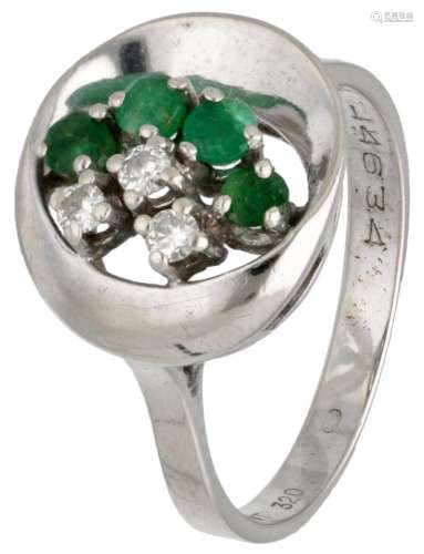 14K. White gold ring set with approx. 0.32 ct. emerald and a...