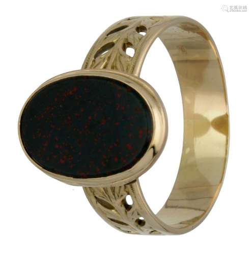 14K. Yellow gold medallion signet ring set with heliotrope.