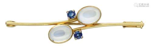 18K. Yellow gold brooch set with moonstone and sapphire.