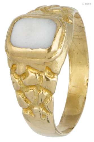 18K. Yellow gold ring set with a white stone.