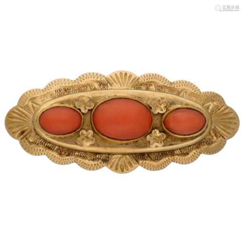Vintage 14K. yellow gold brooch set with red coral.