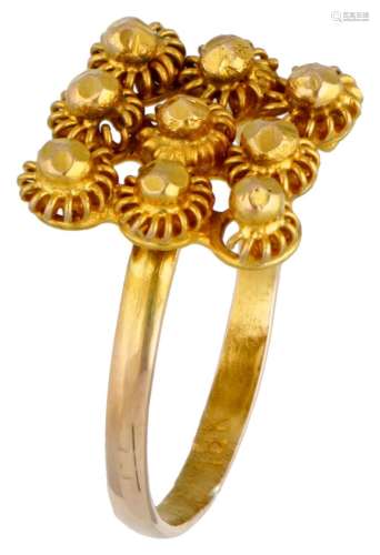 18K. Yellow gold antique ring with knots.