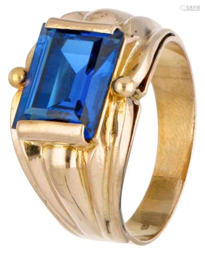 18K. Yellow gold retro ring set with approx. 3.64 ct. synthe...