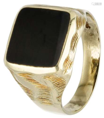 14K. Yellow gold signet ring set with approx. 2.58 ct. onyx.