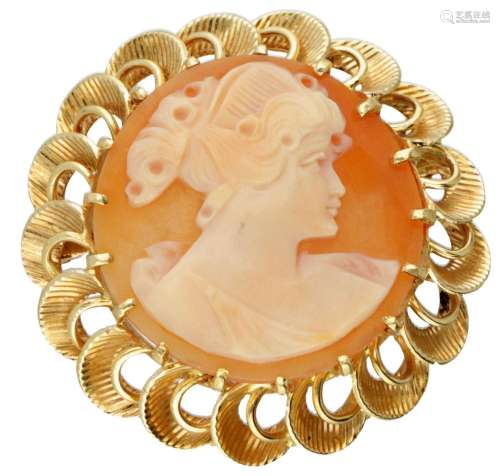 Vintage 18K. yellow gold brooch set with cameo.