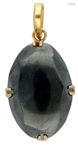 Vintage 20K. yellow gold pendant set with a hematite of appr...