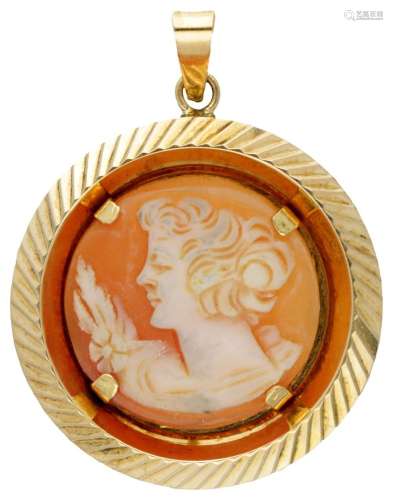 Vintage 18K. yellow gold pendant set with cameo.