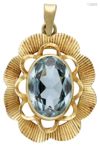 Vintage 18K. yellow gold pendant set with an aquamarine of a...