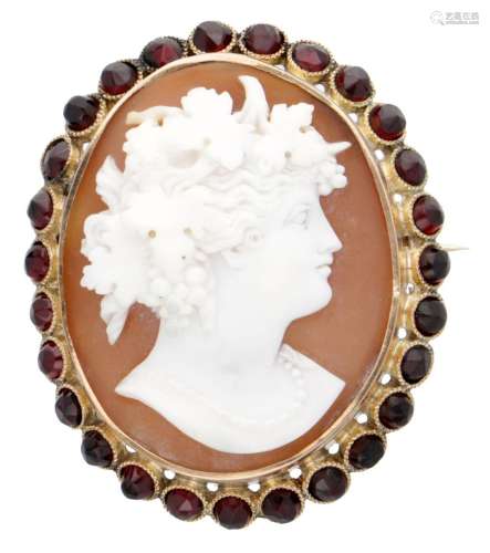 14K. Yellow gold vintage brooch set with cameo and garnet.