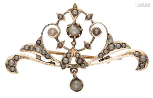 14K. Yellow gold antique brooch set with pearls.