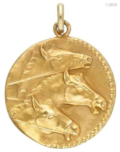 18K. Yellow gold pendant with three horse heads, unclearly s...